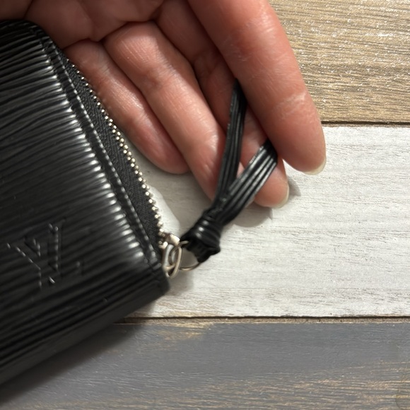 Authentic LOUIS VUITTON Epi Clemence Wallet. Black - Picture 3 of 12
